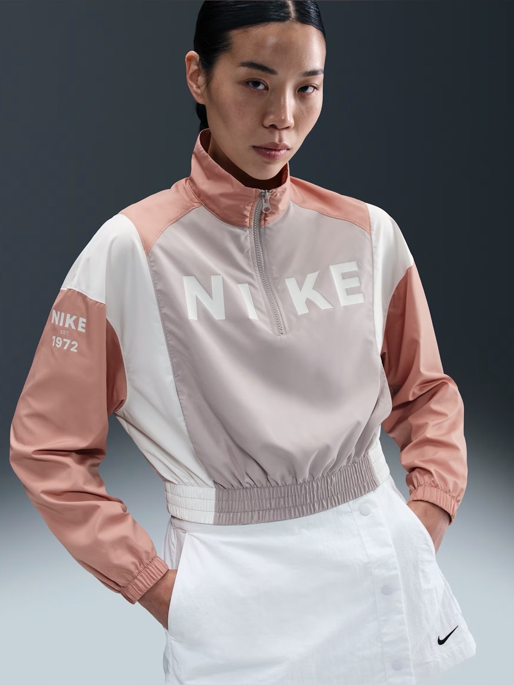 Nike Women's Sportswear Woven Lightweight Pullover Top